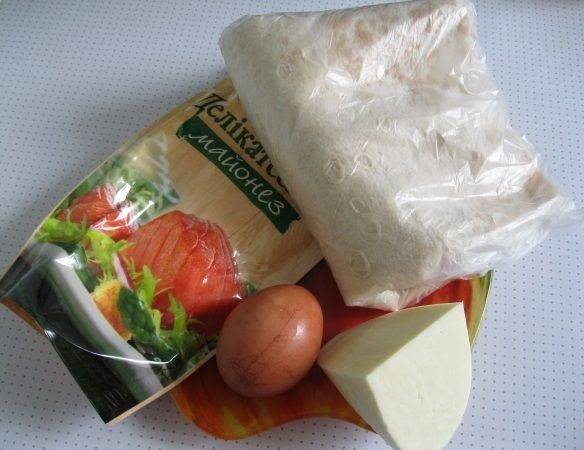 1. Вот необходимые в рецепт приготовления лаваша с сыром яйцом и зеленью ингредиенты. Яйца необходимо отварить вкрутую, остудить и очистить. 