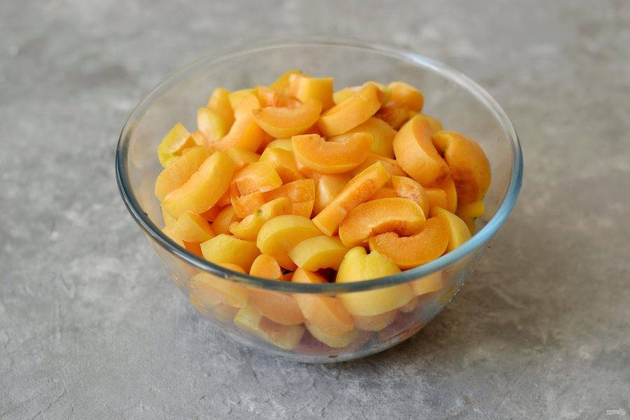 Удалите косточки из абрикосов, затем нарежьте на ломтики среднего размера. 