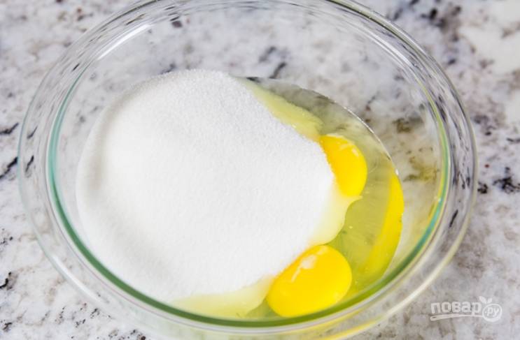 11.	В отдельную миску вбейте куриные яйца, к ним добавьте 1-1,5 стакана сахарного песка.
