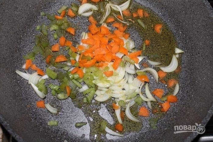 1.	Все овощи почистите, промойте под проточной водой и нарежьте небольшими кусочками. В глубокой сковороде нагрейте растительное масло и обжарьте до мягкости, перемешивая, морковь, сельдерей и лук.