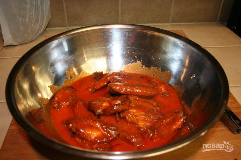Оставьте запечённое блюдо на 5 минут отдохнуть. Потом залейте крылышки в миске соусом.