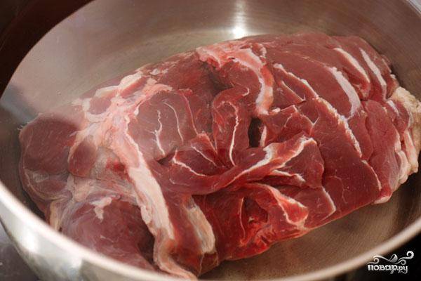 Кусок мяса заливаем тремя литрами холодной воды и ставим на огонь.