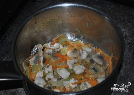 Разогреваем в кастрюле или в сковороде растительное масло, обжариваем все подготовленные ингредиенты минут 10.