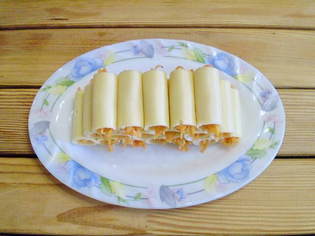8. Выкладываем закуску горкой, украшаем по вкусу и подаем к столу. Приятного!