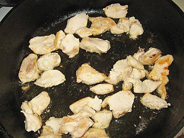 Курицу порежьте на кусочки, добавьте в чашу мультиварки масла. Включаем режим "Выпечка" на 40. Кладем мясо и накрываем крышкой. 