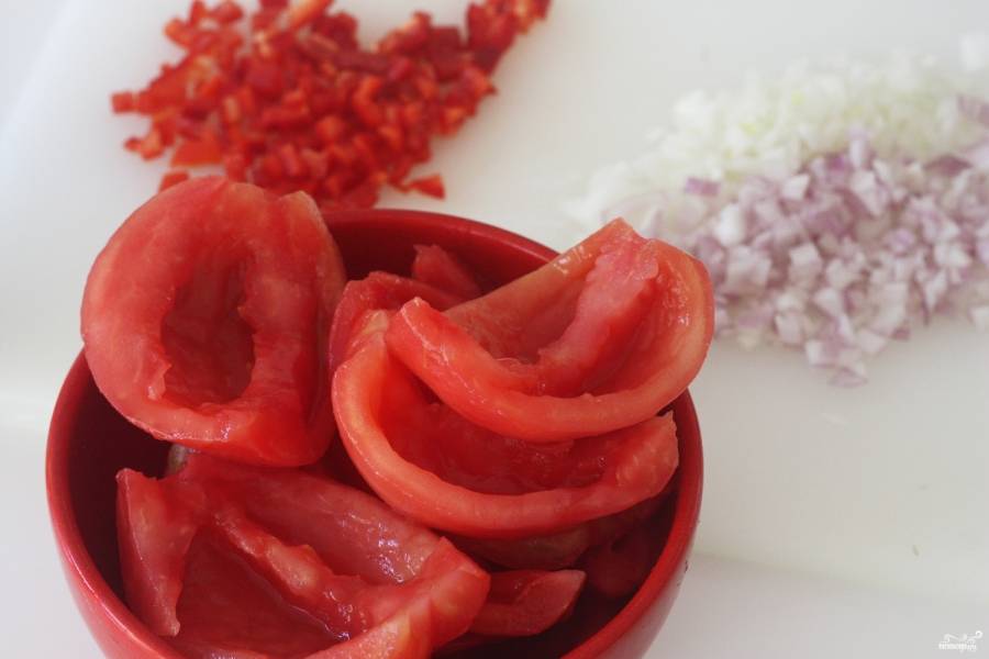 Порежьте мелкими кубиками перец, шалот, лук и чеснок.
У помидоров удалите семечки. 
В кастрюлю или глубокую сковороду налейте немного оливкового масла, добавьте лук, шалот, чеснок и тимьян. Обжаривайте, пока все ингредиенты не станут мягкими. 