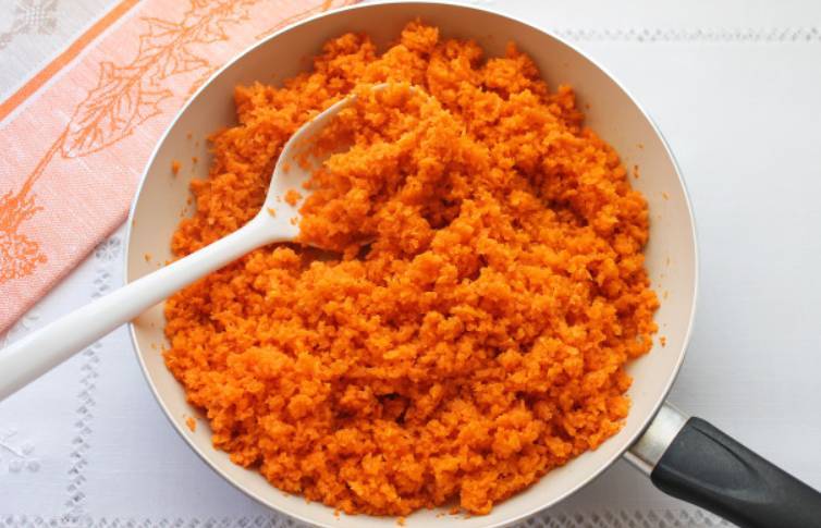Параллельно тушим на сковороде морковь, влив к ней 70 мл. горячей воды. Тушим примерно 10-15 минут.