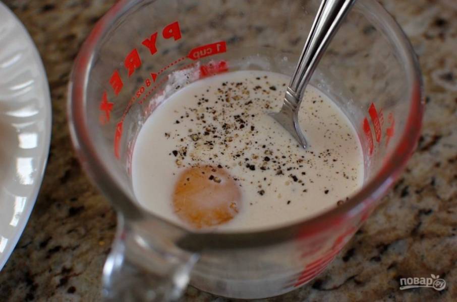 2.	В отдельной емкости смешайте сливки, яйцо, соль и щепотку молотого перца.