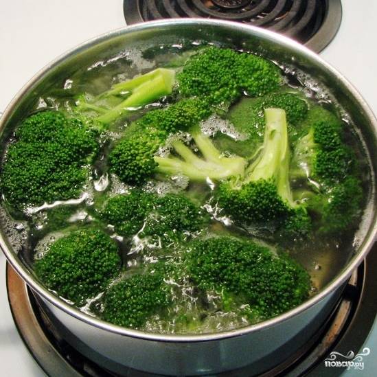 Кладем брокколи в кипящую воду и варим 10 минут при медленном кипении.