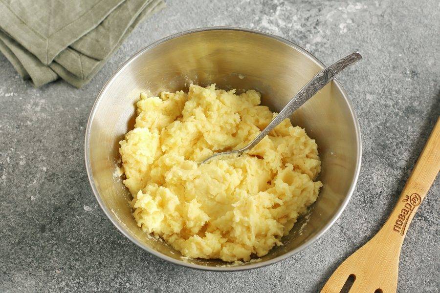 Переложите необходимое количество картофельного пюре в миску, добавьте тертый сыр и перемешайте. Начинка готова.