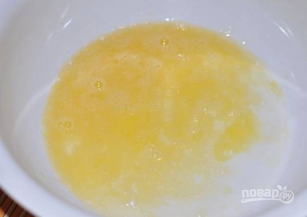 2. В глубокой мисочке взбейте яйцо со щепоткой соли и сахара. Добавьте растительное масло без запаха. 