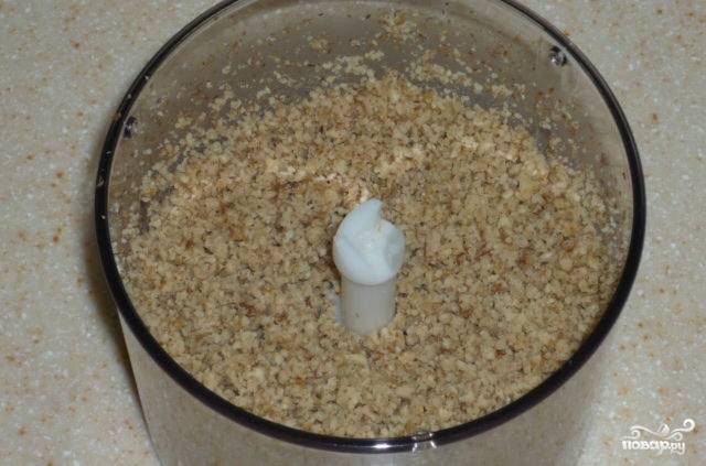 7. Перемолотые орехи можно добавить прямо в крем или посыпать сверху промазанных коржей. Вот и все, вкуснейший крем для торта из сгущенки в домашних условиях готов. 