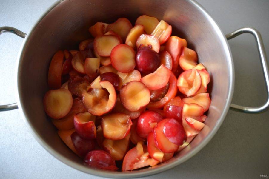 Очистите сливы от косточек и добавьте их к помидорам.