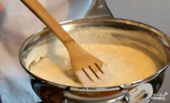 7. За минуту до снятия сотейника с огня добавьте в соус сливочное масло и кедровые орехи. Масло придаст вязкость соусу, а орехи придадут ему удивительный аромат и усилят вкус остальных ингредиентов.