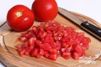 Помойте помидоры. Надрежьте на них кожицу, ошпарьте их кипятком. Затем снимите кожицу. Нарежьте мелко мякоть.