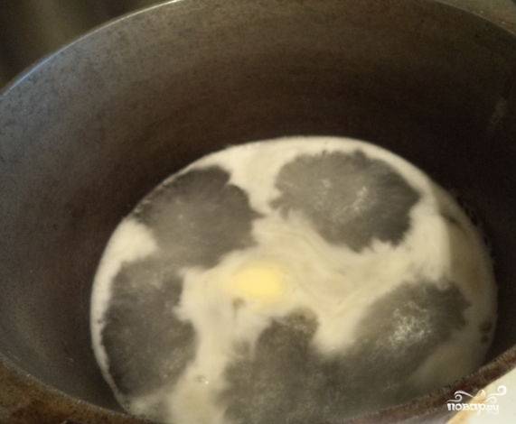 Возьмите дуршлаг и промойте рис в проточной воде. Переберите и хорошо промойте изюм. Возьмите казанок, налейте в него холодной воды и доведите до кипения.
