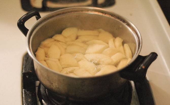 3. Когда вода закипит, убрать огонь до минимума и дать провариться яблокам около 20-30 минут (в зависимости от размера кусочков). 