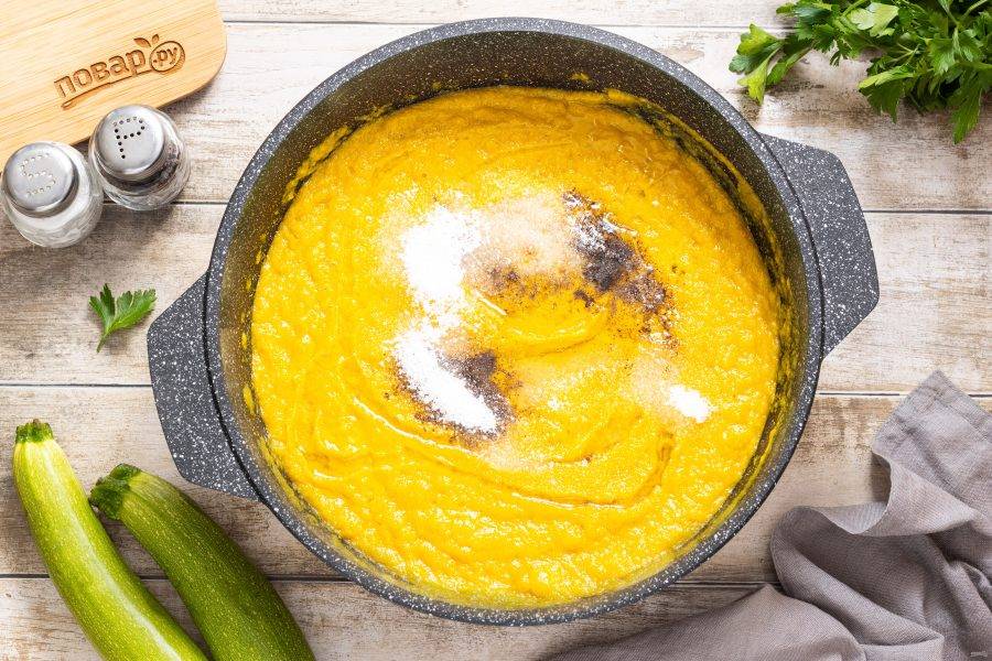 Добавьте растительное масло, соль, сахар и черный молотый перец. Все перемешайте и варите еще 45 минут на умеренном огне. Периодически помешивайте, чтобы ко дну ничего не прилипало.
