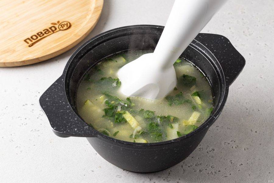 Измельчите суп погружным блендером. Консистенцию можно сделать однородную или оставьте небольшие кусочки.