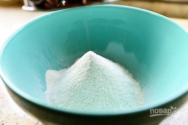 5. Отдельно соедините сахар, соль, разрыхлитель, просеянную муку. 
