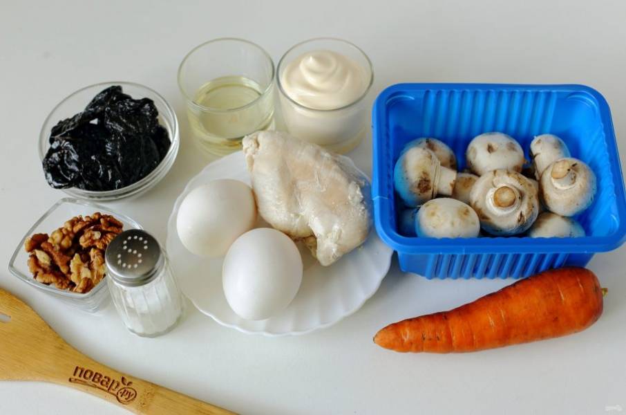Подготовьте все ингредиенты. Куриную грудку и яйца заранее отварите в подсоленной воде и охладите.