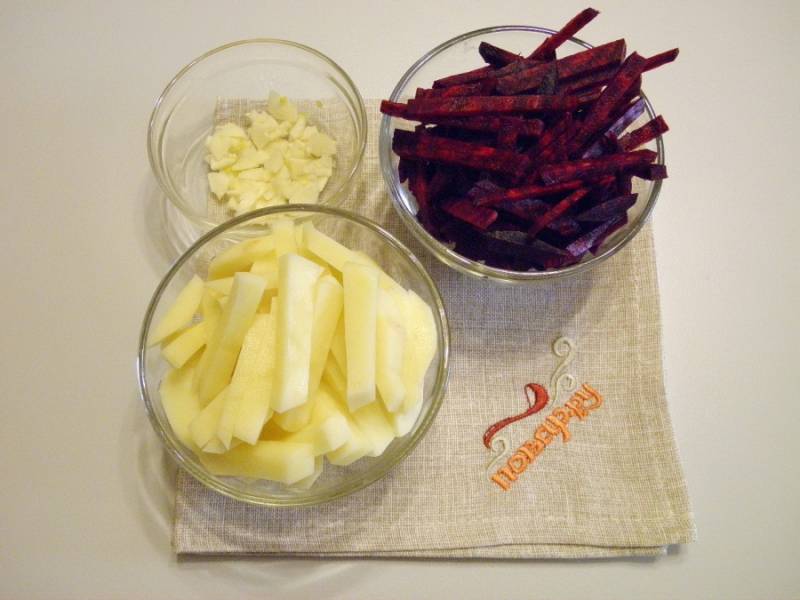 4. Очищенные овощи (свеклу и картофель) порежьте соломкой. Картофель можно чуть толще, свеклу - чуть тоньше, чтобы она успела провариться. Чеснок порубите мелко ножом.