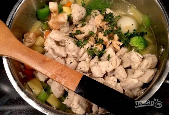 8.	Верните в кастрюлю к овощам куриное мясо, добавьте тимьян, залейте 3 стаканами бульона. После закипания уменьшите огонь и готовьте 3-5 минут.