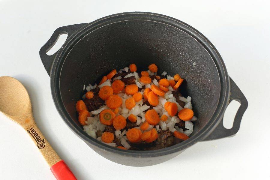 Добавьте нарезанные кубиками лук и морковь. У меня морковь небольшая, я просто нарезала ее кружочками.