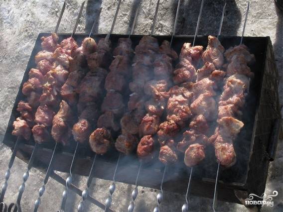 Мясо жарить на углях, нанизав на шампуры.