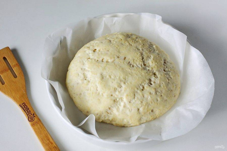 Накройте тесто чистым полотенцем и оставьте в теплом месте примерно на 1 час. За это время, хлеб должен хорошо увеличиться в размере. Запекайте в духовке при температуре 220-230 градусов до румяной корочки.
