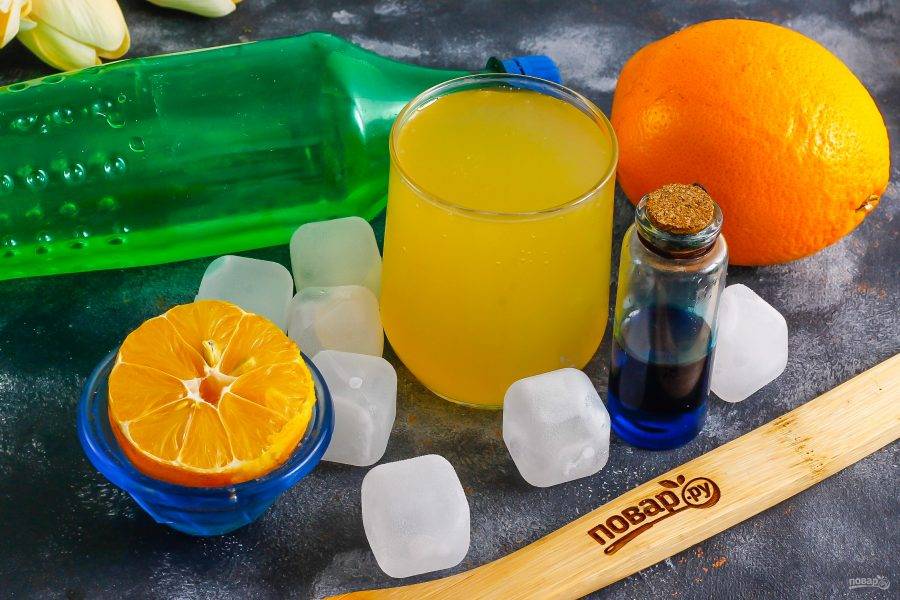 Подготовьте указанные ингредиенты. Можно использовать как ананасовый, так и апельсиновый сок.