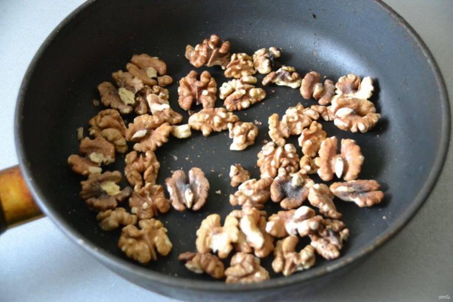 Орехи прокалите на сухой сковороде без масла.