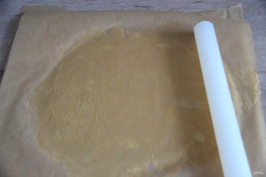 Раскатайте тесто между двух листов пергамента в тонкий пласт толщиной примерно 2-2,5 мм. Аналогично поступите со второй частью теста. Уберите в холодильник (не в морозилку!) не менее, чем на 4 часа.