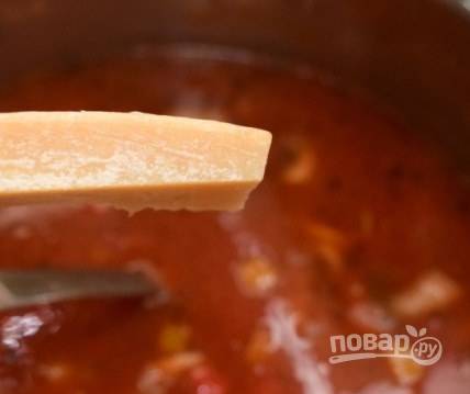 Когда суп закипит, поперчите, добавьте сыр пармезан, оливки без косточки. Варите, помешивая, пока сыр полностью не растворится, примерно 5 минут. Суп готов!