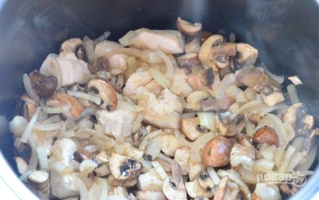 Переложите в сотейник обжарку вместе с грибным соком. Добавьте филе, лавровый лист, перец, соль.