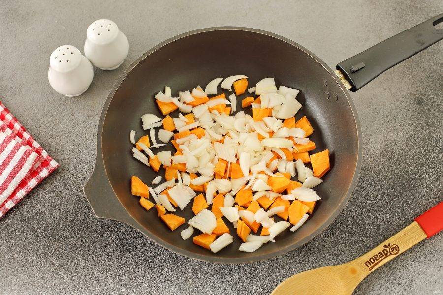 Поставьте кастрюлю с водой для приготовления пасты на огонь, а тем временем займемся овощами. Нарезка овощей может быть любая, мне нравится покрупнее. Нарежьте лук и морковь.