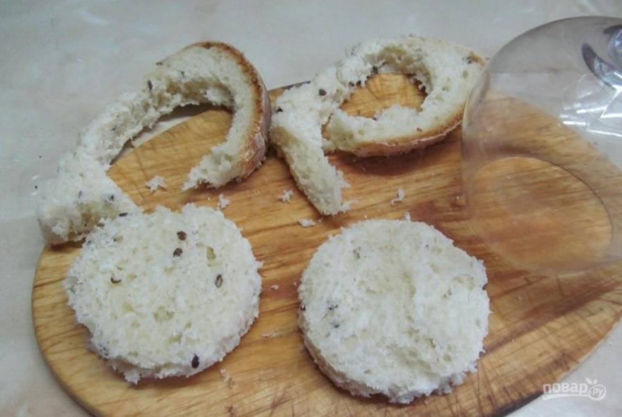 Хлеб вырежьте стаканчиком, чтобы получить круглую форму.