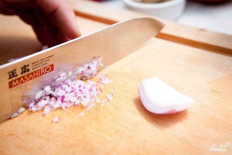 Лук порежьте мелкими кубиками. Главная задача в приготовлении тартара - нарезать все продукты одинаковыми кусочками. 