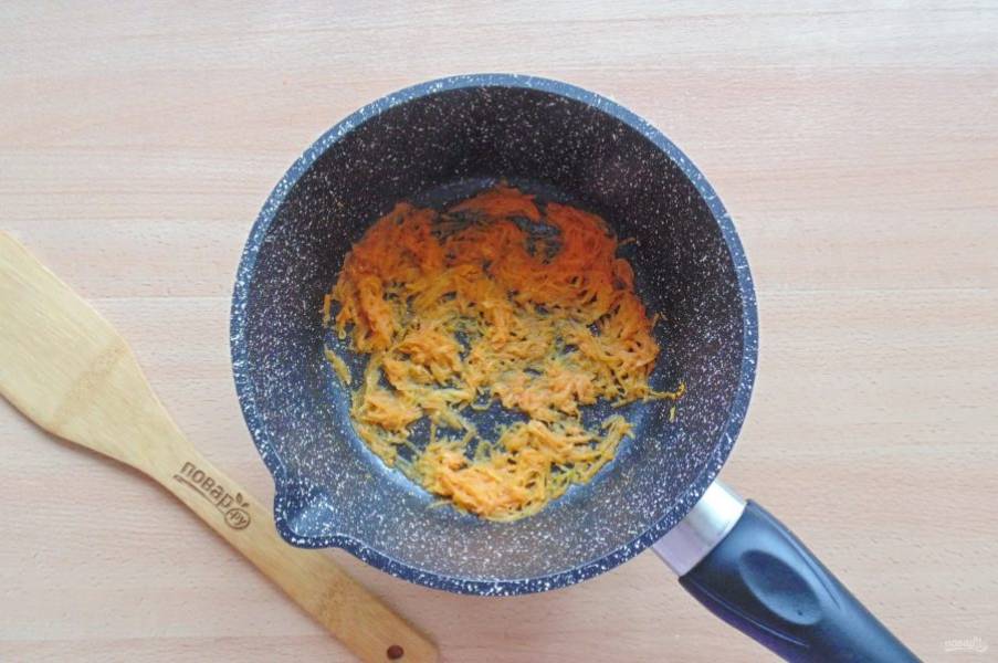 Пассеруйте морковь с маслом 5-6 минут.
