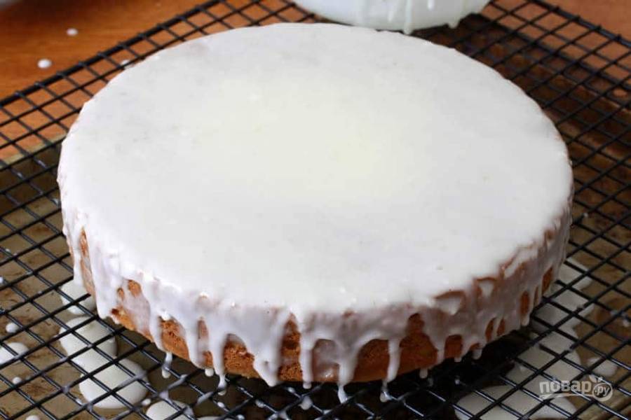11.	Выложите пирог на решетку, полейте его приготовленной глазурью.