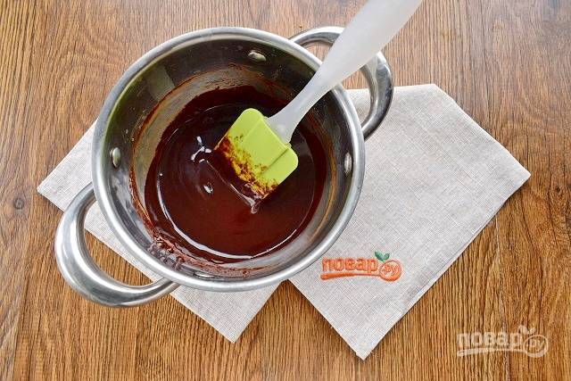 Шоколад и сливки соедините в кастрюльке с двойным дном. На медленном огне, постоянно помешивая, растопите шоколад.