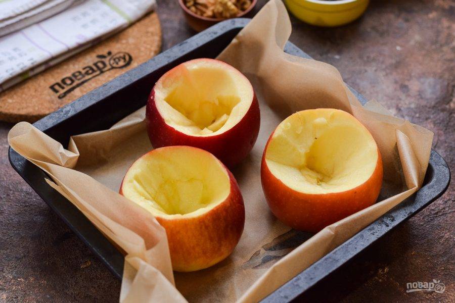 Переложите яблоки на противень, отправьте в духовку, запекайте 20 минут.