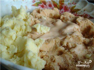 Смешиваем тертый картофель с измельченным в пюре отваренным картофелем. Солим, перчим и перемешиваем.