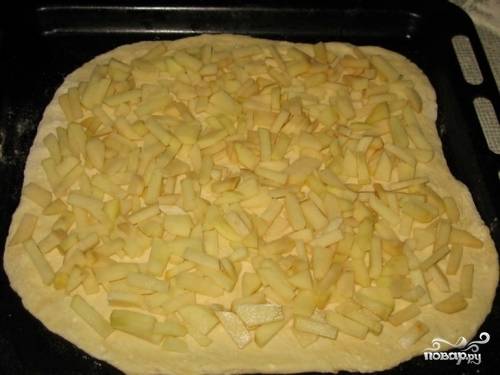 На пласт теста слоями выкладываем начинку - картофель (присолить), лук, фарш. 
затем раскатываем еще один пласт и накрываем им пирог. 