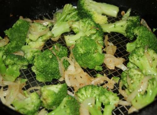 3. Сюда же на сковороду отправляем брокколи. Помидоры я обычно добавляю в конце, но по желанию (если любите жареные томаты) можно добавить и вместе с капустой.