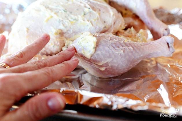 Равномерно распределяем сливочную массу по курице, хорошенько обмазываем ее снаружи и внутри.