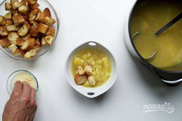 7. Перед подачей в суп добавьте измельченную зелень, сухарики и тертый сыр. 