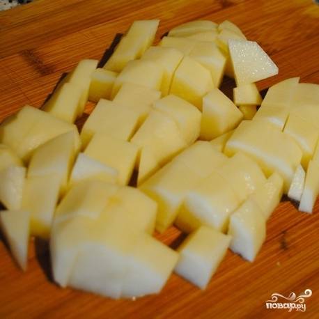 Очищенные картофель и тыкву нарезаем кубиками.