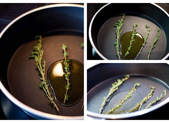 Разогрейте сковороду, налейте на нее оливковое масло. Слегка поджарьте на нем веточки тимьяна и розмарина, чтобы травы отдали маслу свой аромат. 