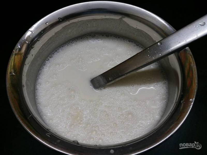 2. В небольшом сотейнике растворите сахар в воде, доведите сироп до кипения.